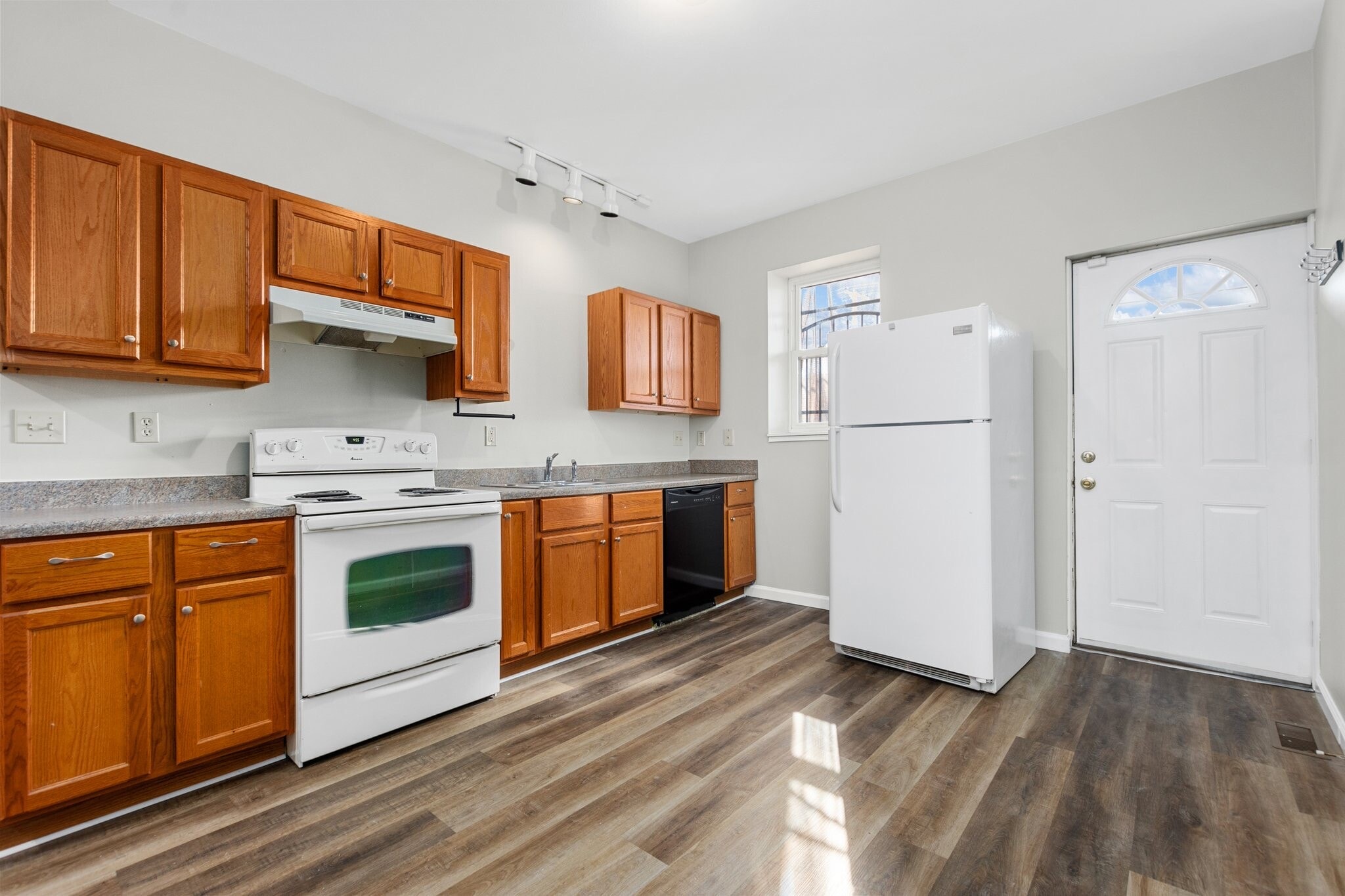 Kitchen with door to patio - 3452 Humphrey St