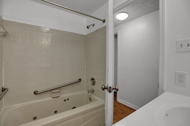 Building Photo - Large 2 Bedroom 2 Bath Ground Floor Condo - ZERO STEPS!