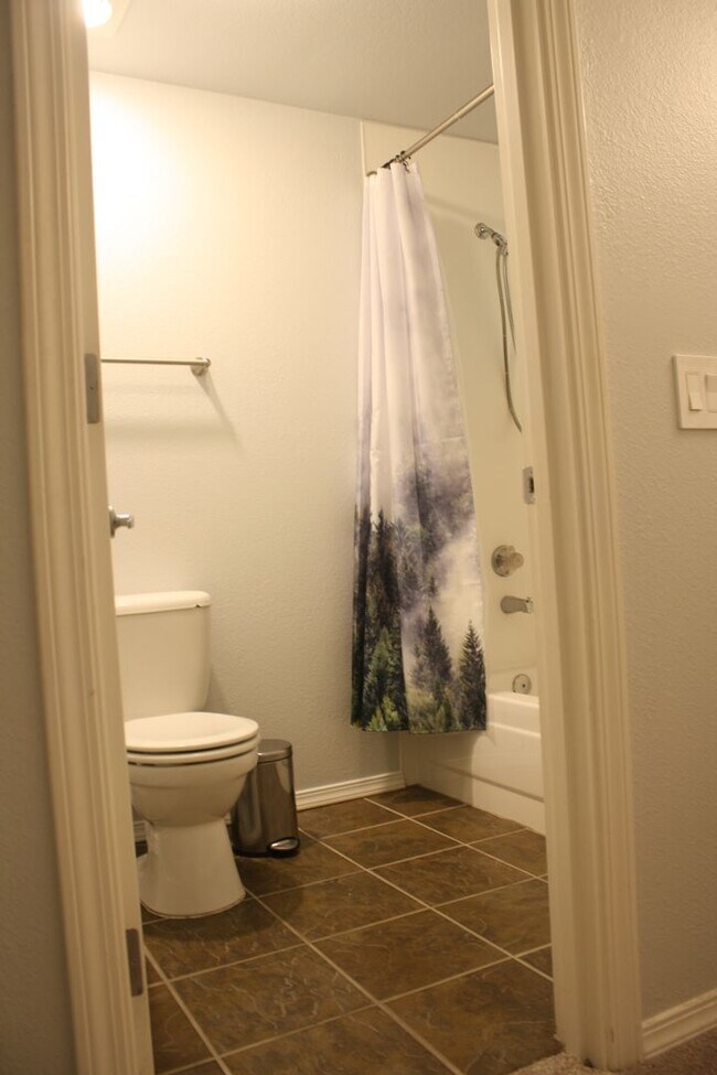 Building Photo - Top Floor 3 bdrm Mill Creek Country Club Condo Rental. Private back deck to nature reserve. Swim ...