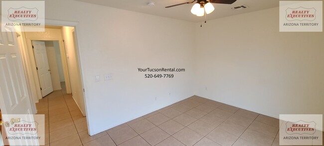 Building Photo - Valencia Rd & Headley Rd 3/2 - July move in special! - All tile floors and updated kitchen