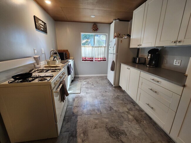 Building Photo - SKI LEASE: Close to Bus Line, Full Kitchen...