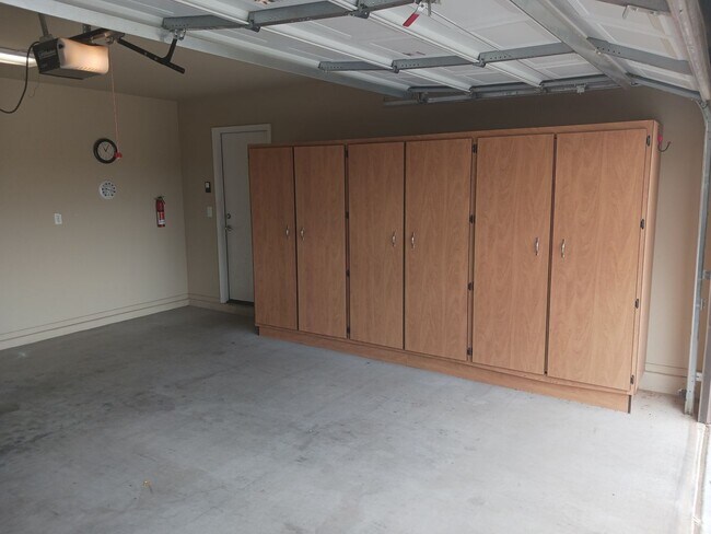 Building Photo - Resort-Style Amenities in Anthem Merrill Ranch!