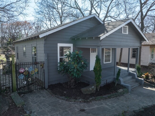 Building Photo - Freshly Updated 3 Bedroom Home