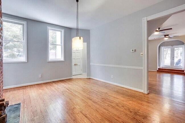 Building Photo - Capital Hill East Townhouse | 3 bd 2.5 bth | Two Patios | Hardwood Floors