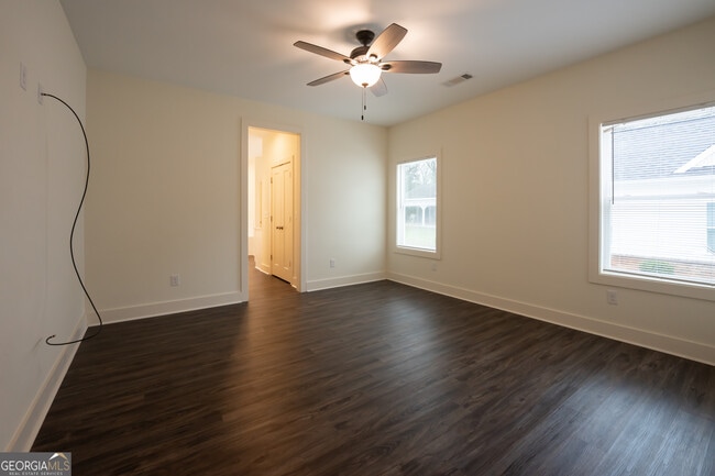 Building Photo - 1000 Bell Cir