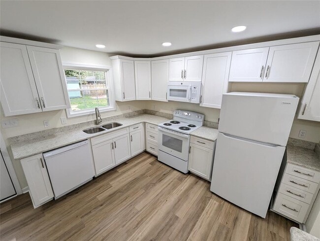 Building Photo - 118 Nelson Dr