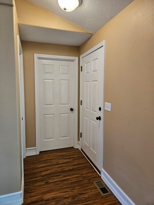 Building Photo - 3Bd/2Ba Single Story Home-Available to View!