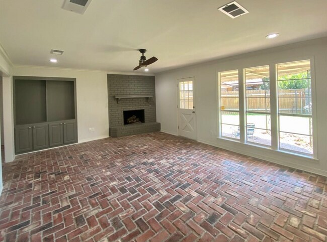 Building Photo - Move-in Ready 3 bed/ 2 bath home in Town S...