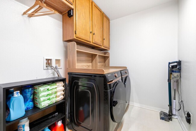 Building Photo - 4 bedrooms / 3 bathroom OPEN floor plan HOUSE for rent in LANCASTER