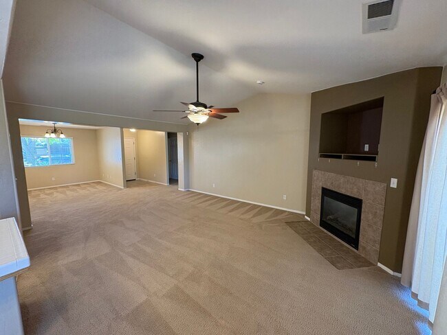 Building Photo - Lovely NW Visalia Home Near Shopping Centers Available Now!