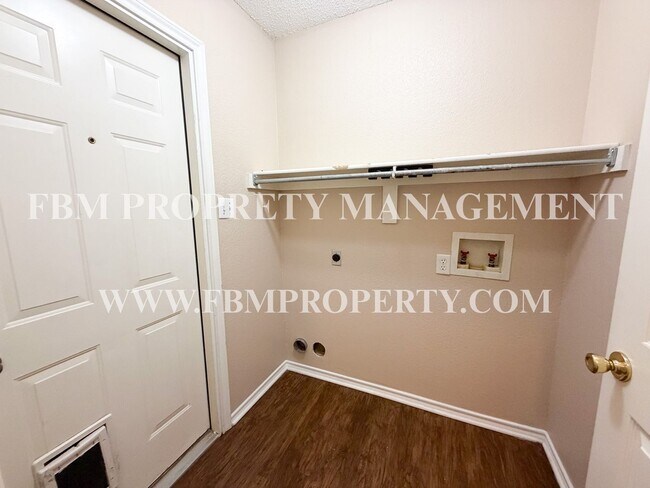 Building Photo - 1000 Short Line Blvd