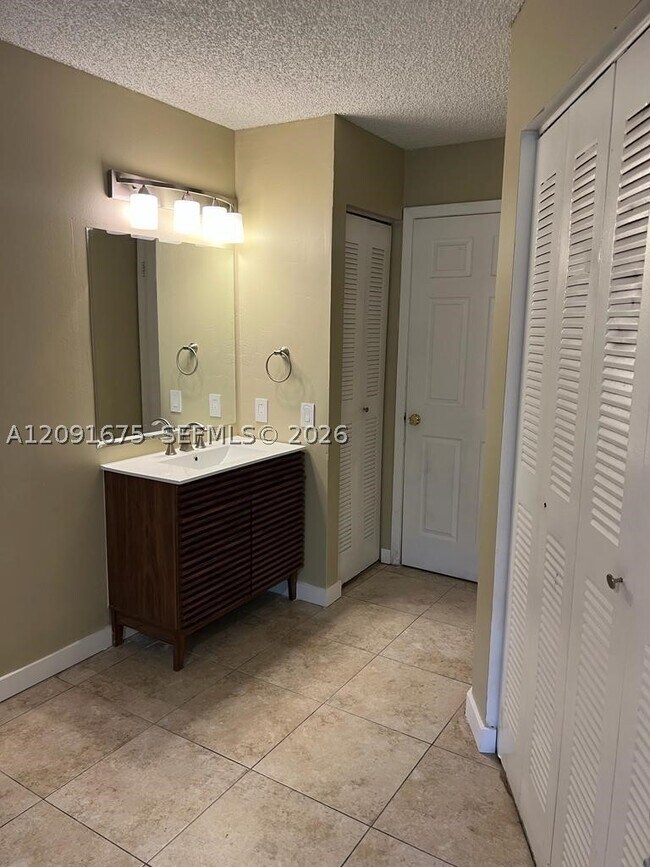 Building Photo - 9999 Summerbreeze Dr