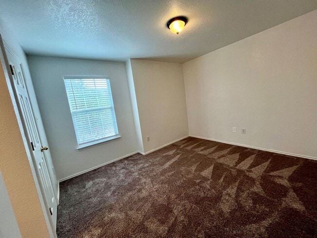 Building Photo - Large 4 bedroom/2.5 bath conveniently located to Lackland AFB! Move-in Ready!