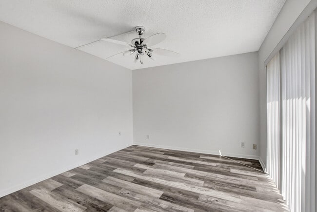 Building Photo - 2555 Albatross Rd N