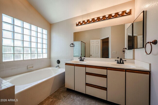 Building Photo - 3305 E Wildwood Dr