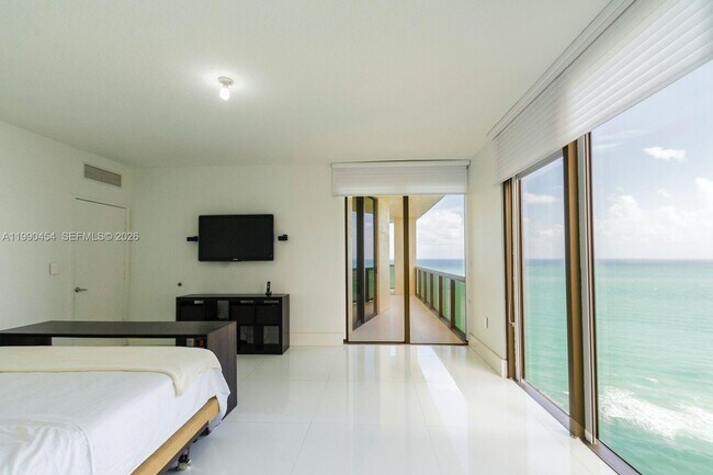 Building Photo - 16275 Collins Ave