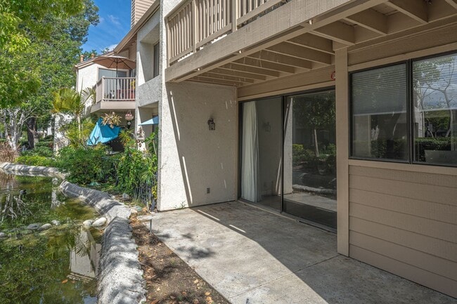 Building Photo - Modern 1 Bedroom Condo with Lakes in the c...
