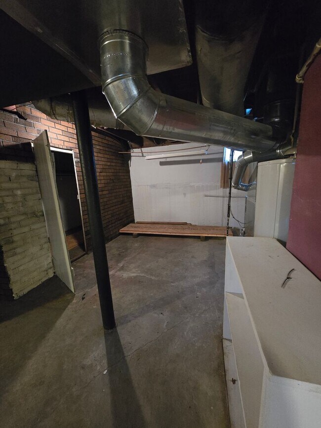 Building Photo - 2 Bed 1 Bath