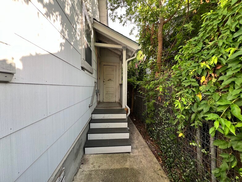 Building Photo - 927 Donaldson Ave