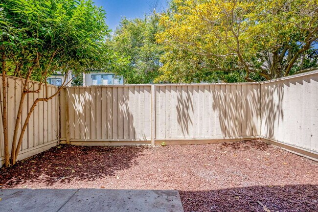 Building Photo - Spacious Condo in Santa Clara - Easy Commute!