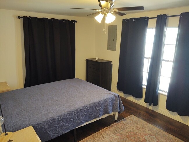 Building Photo - 2 bedroom 1 bath house