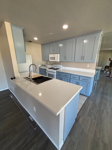 Building Photo - 27535 Lakeview Dr
