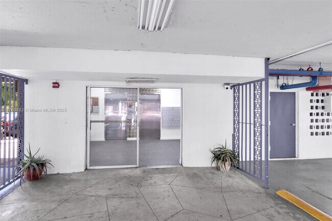 Building Photo - 1340 Lincoln Rd