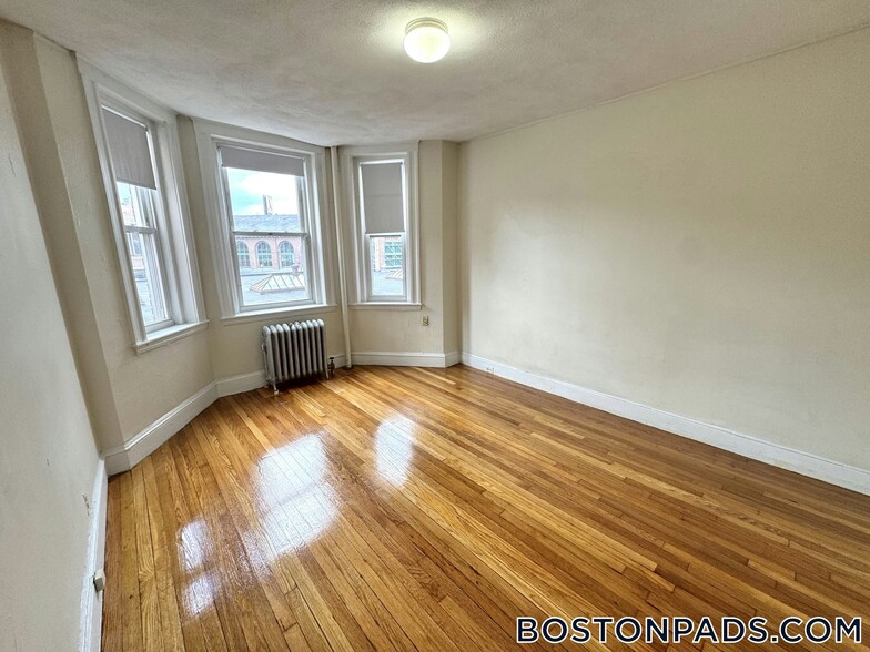 Building Photo - 1179 Boylston St