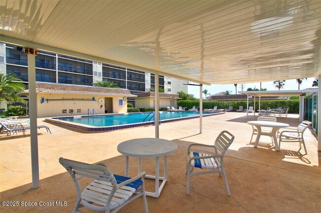 Building Photo - 520 Palm Springs Blvd
