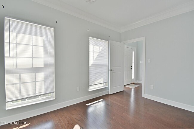 Building Photo - 3032 Oakwood Hills Ln