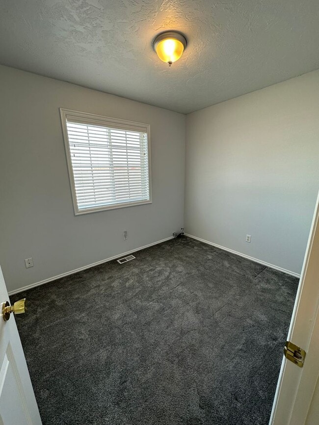 Building Photo - THIS IS A LEASE TAKEOVER, PLEASE CONTACT THE CURRENT TENANT, TANNER @ 801-688-4161 - Cute 3 Bed 1...