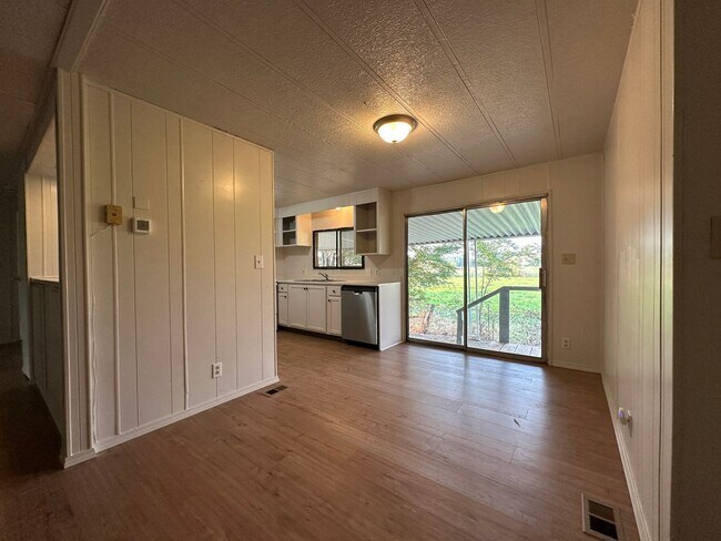 Building Photo - 3b, 2b, 1,100sq.ft. - Emmett -  right on payette river!