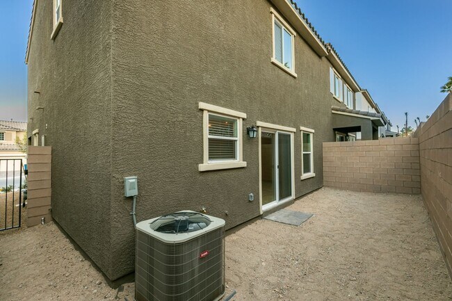 Building Photo - GORGEOUS TOWNHOME*UPGRADED*ALL APPLIANCES*...