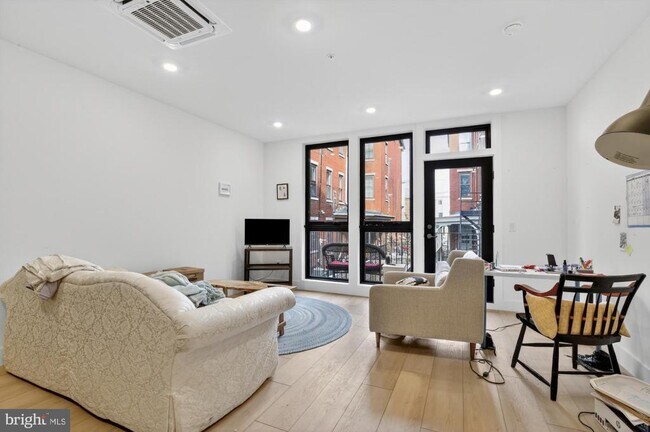 Building Photo - 2007 Cambridge St