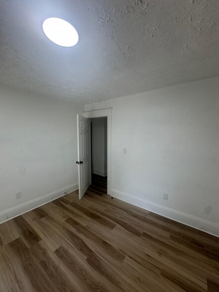 Building Photo - 3202 Bradwell Ave