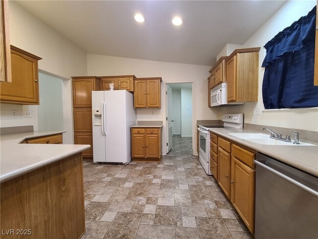 Building Photo - 850 Montecito Dr
