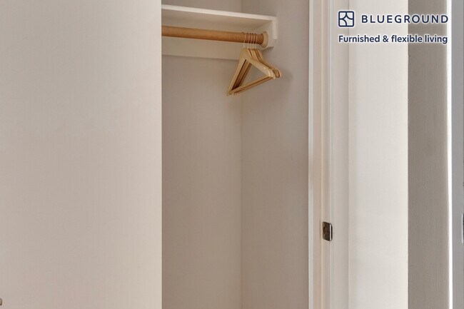 Building Photo - 515 W 47th St