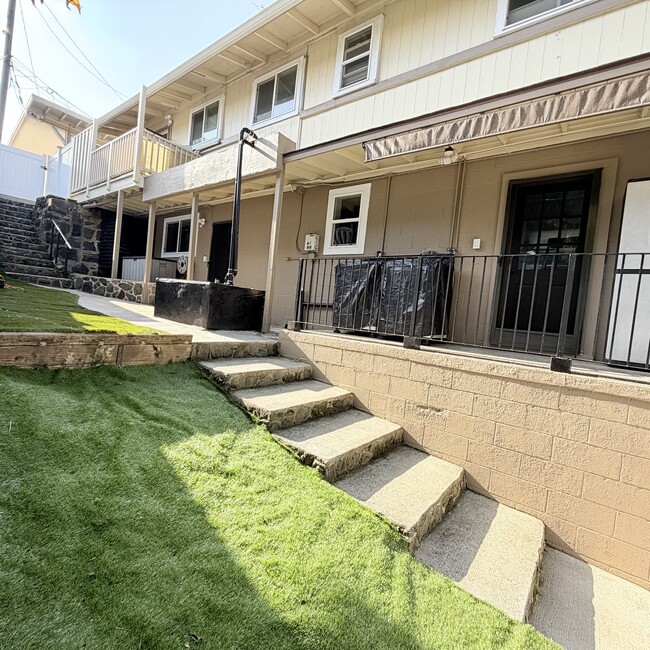 Large outdoor private gated yard with full size washer and dryer and storage shed! - 1739 Kamohoalii St