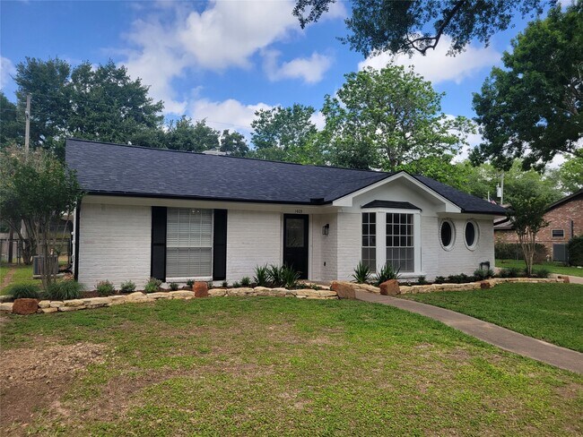 Building Photo - 1409 Drexel Dr
