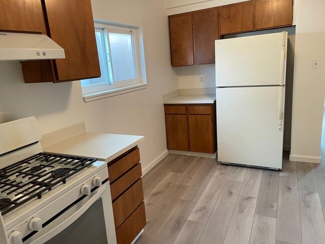 Building Photo - A cozy 2 bedroom and 1.5 bathroom duplex in South San Francisco
