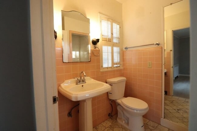 Building Photo - Beautiful Carriage District Rental