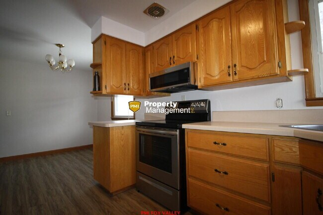 Building Photo - Large Updated 3 Bedroom Ranch