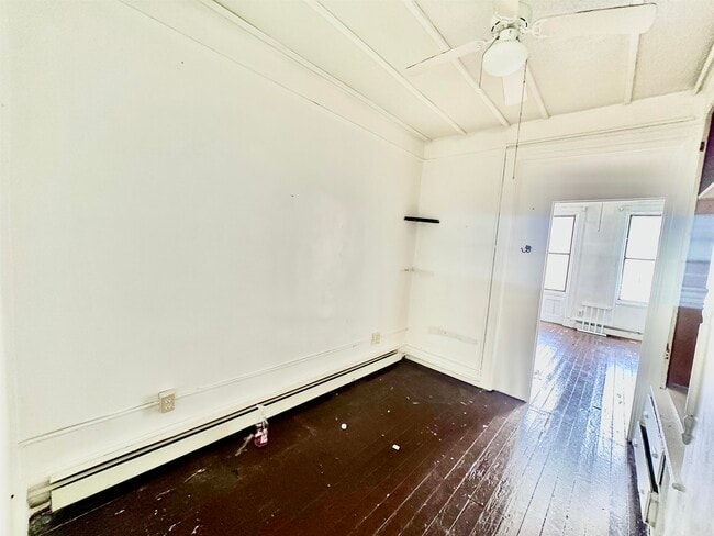 Building Photo - 319 8th St