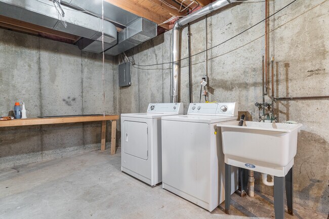 Building Photo - 2521 Woodmeadow Dr SE