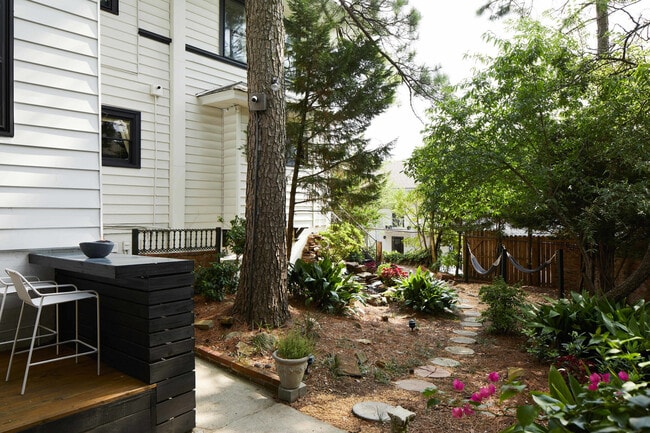 Building Photo - 3308 Cliff Rd