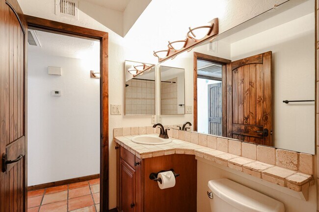 Building Photo - Great Downtown Scottsdale Location!