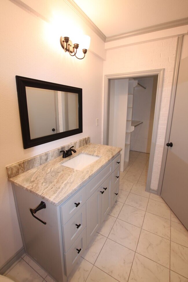 Building Photo - Coming Soon! Updated 3 Bed 2 Bath Rental! ...