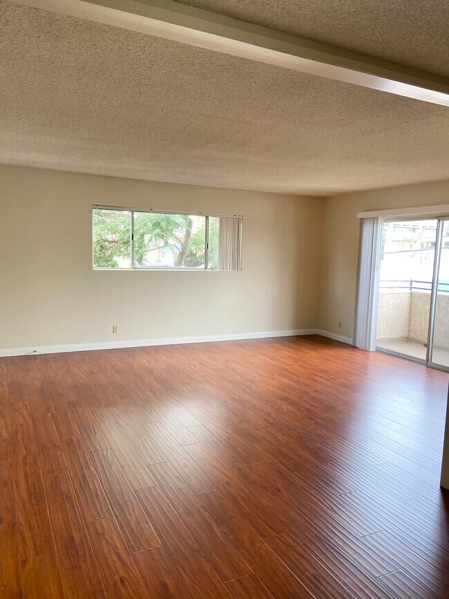 Building Photo - 1420 Rexford Dr