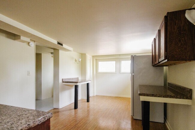 Building Photo - 1506 W White River Blvd
