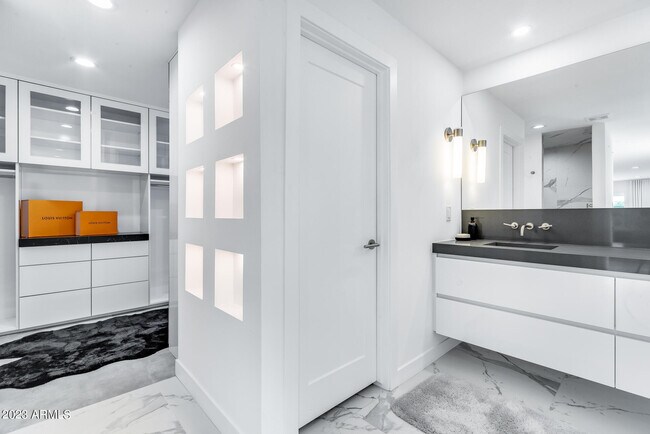 Building Photo - 8618 N Timberlane Dr